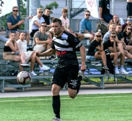 Hääleta 4 – Jalkakunnidest kaptenid omavahel